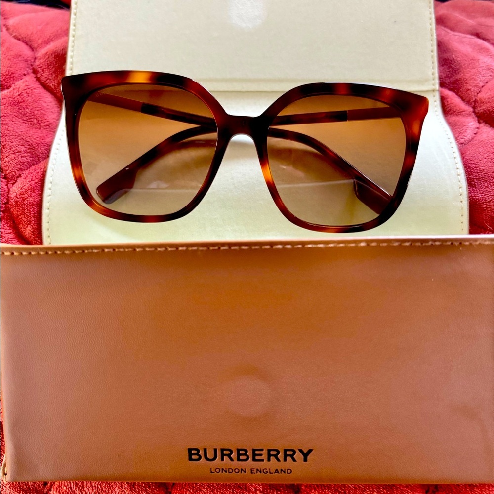 Brown Turquoise Big Square Original Burbery Sunglasses
 Its very pretty